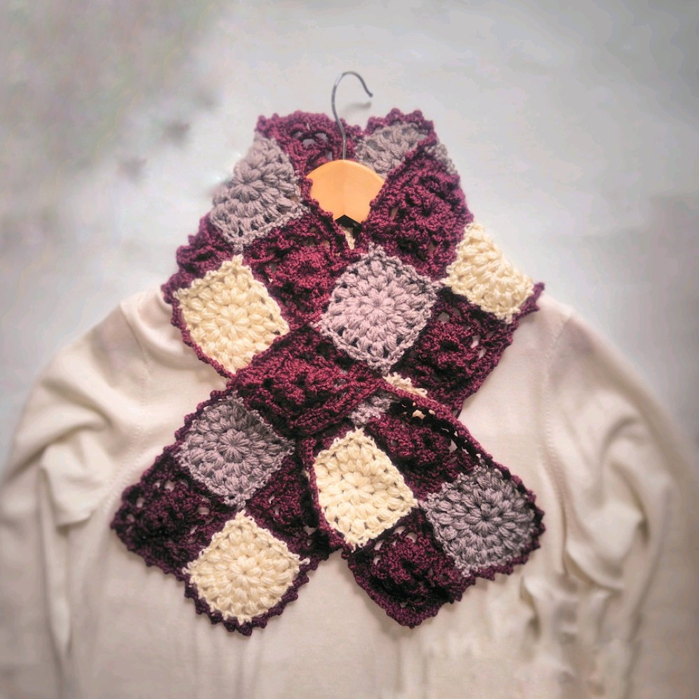 花咲くフラワーモチーフ差し込みマフラー｜ボルドーチェック（手編み）