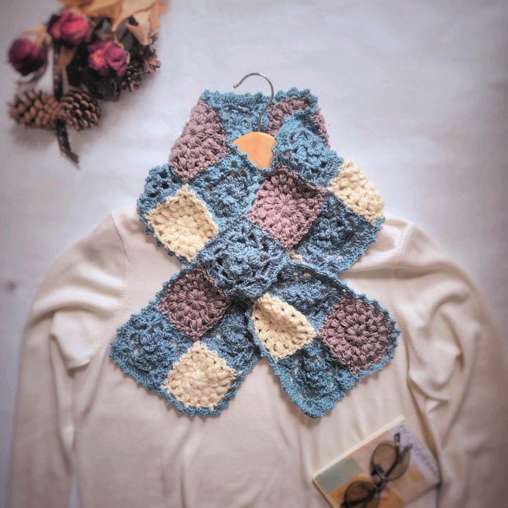 花咲く差し込みマフラー アクリルウール かぎ針編み 手編み スヌード ニットEMIM Bloom 水色 青 ブルー 毛糸