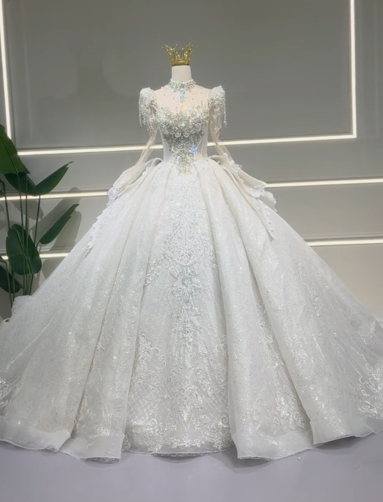 豪華　蝶々可愛いウェディングドレス　フレアスカート　白ホワイト　花レース　背中見せ　編みあげ　サイズオーダーメイド可能