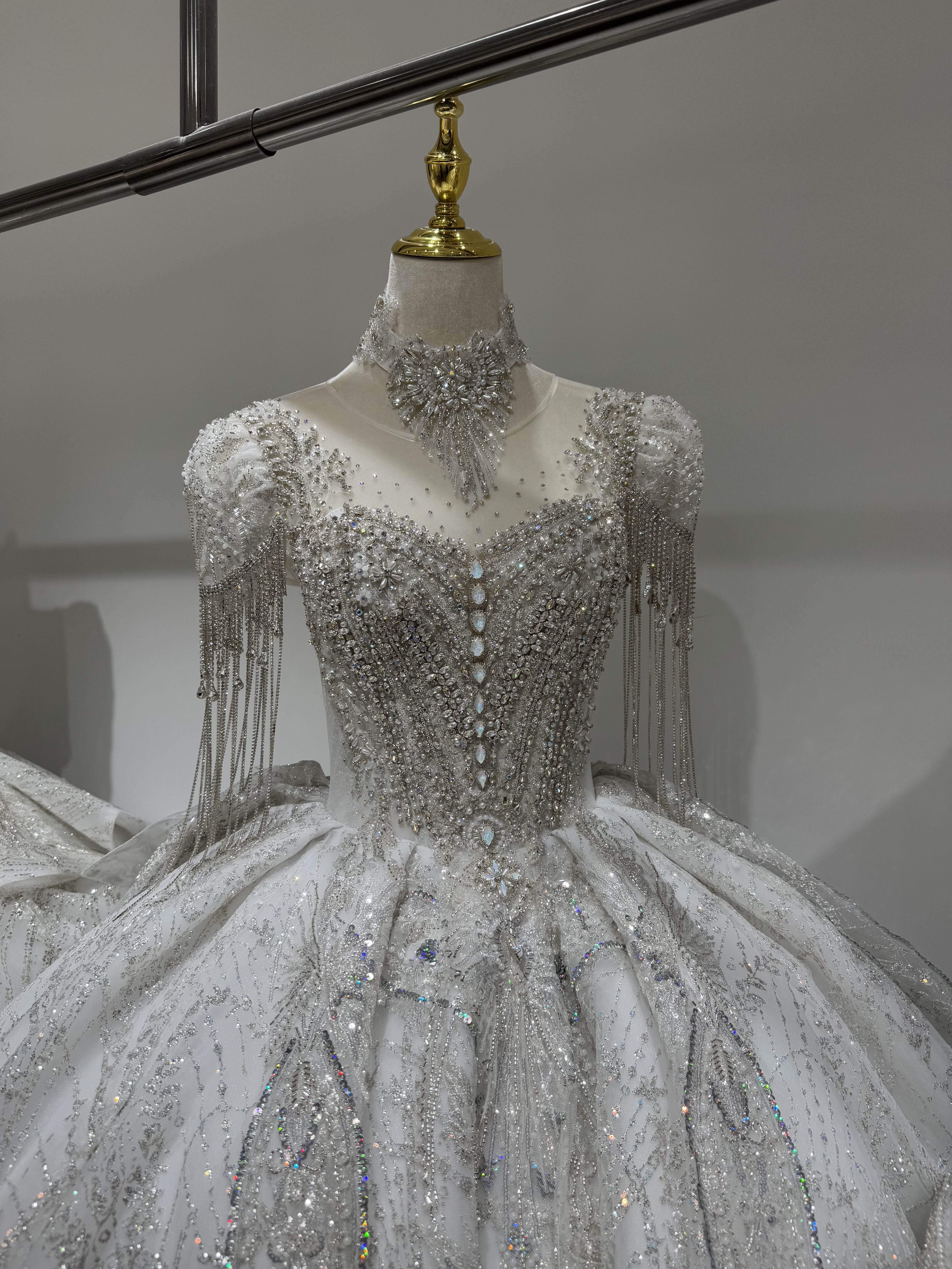 高級感溢れる　韓国風　イリュージョンネック　贅沢なストーン高品質グッリター　キラキラスカート　ウェディングフレアスカート