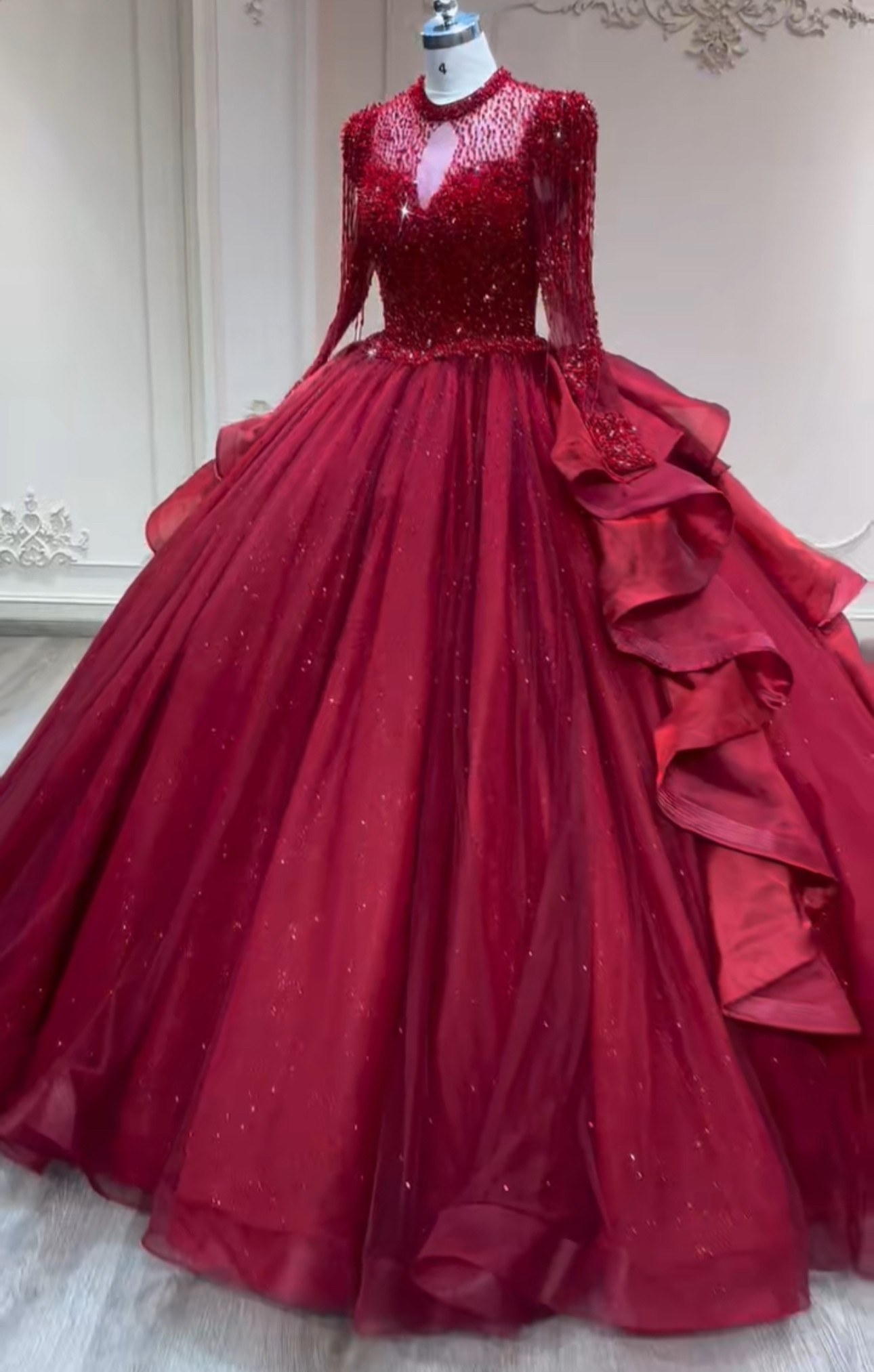 ワインレド　ふわふわチュール　長袖　イリュージョンネック　ストーン　トレーン　パーティードレス　カラー赤レッドブライダル