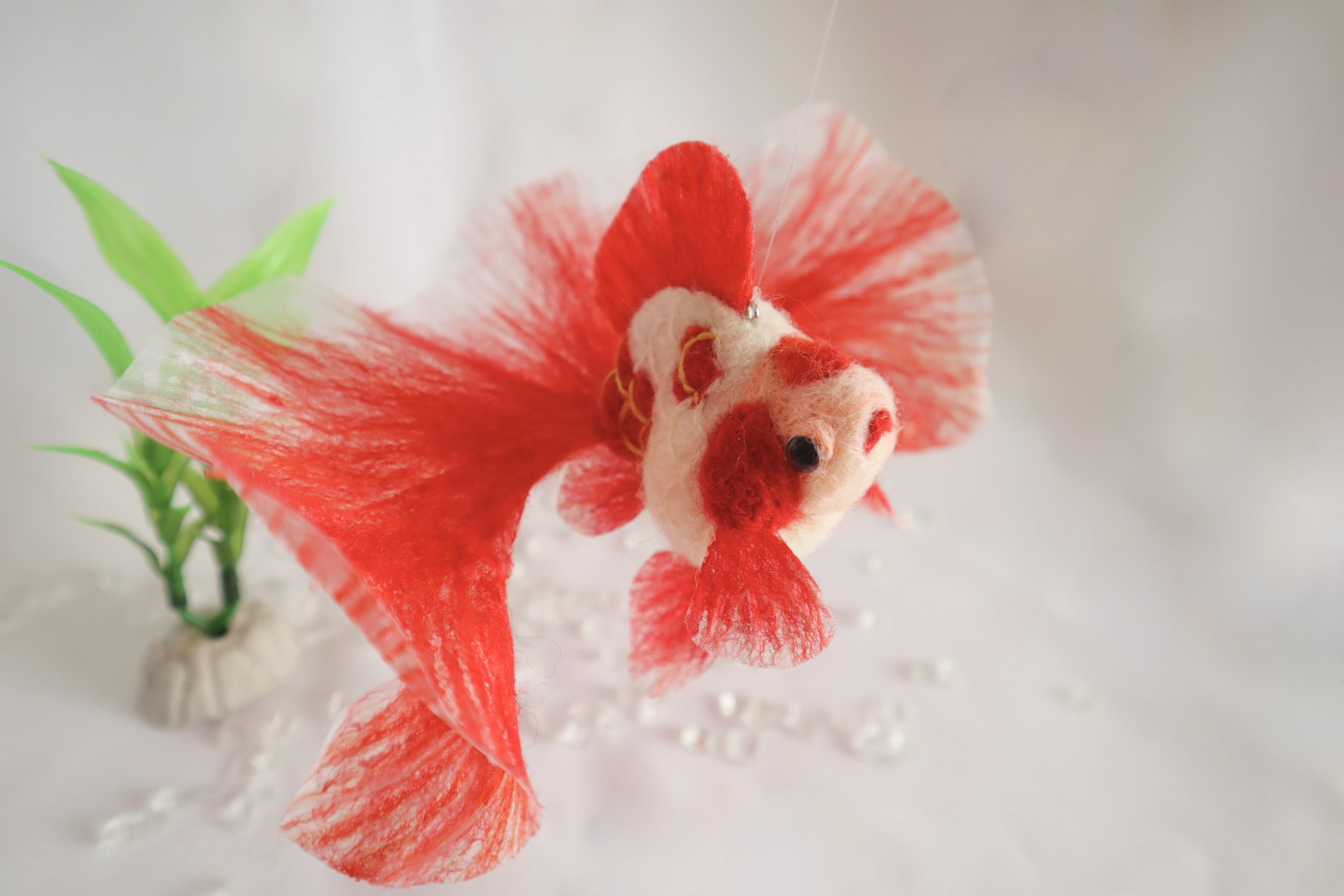 【受注制作】たゆたう羊毛金魚-口紅更紗土佐錦-　金魚　羊毛フェルト　誕生日　ペット　動物　アクアリウム　透明　モビール