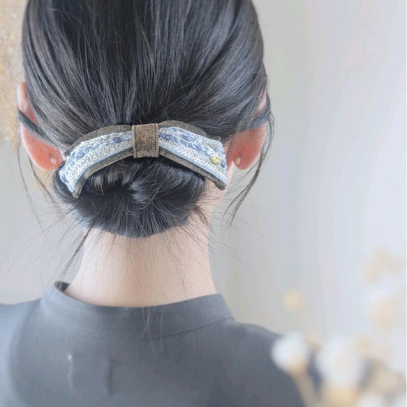 大人のためのデフトバン〜スティック〜　 ブラウン×水色　　本革スエード　インド刺繍リボン　リボンヘアアクセサリー 1枚目の画像