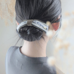大人のためのデフトバン〜スティック〜　 ブラウン×水色　　本革スエード　インド刺繍リボン　リボンヘアアクセサリー 2枚目の画像