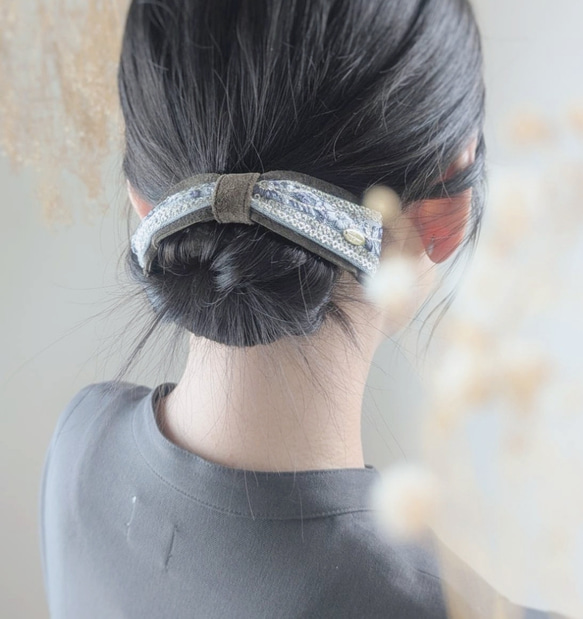 大人のためのデフトバン〜スティック〜　 ブラウン×水色　　本革スエード　インド刺繍リボン　リボンヘアアクセサリー 2枚目の画像