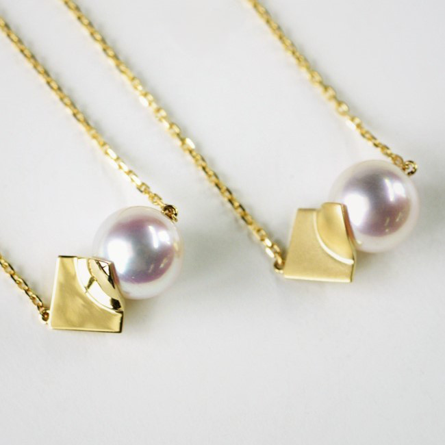 ルミナ 18K ゴールド スクエアリーフネックレス 8.5-9mm 日本製アコヤ天然海水真珠 エレガントなデザイン、シンプルでユ