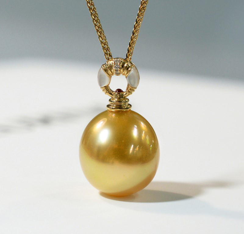 ルミナ18Kゴールド ダイヤモンドペンダント（12～13mm）。天然南洋真珠とマザーオブパールをあしらったこのネックレスは、エレ