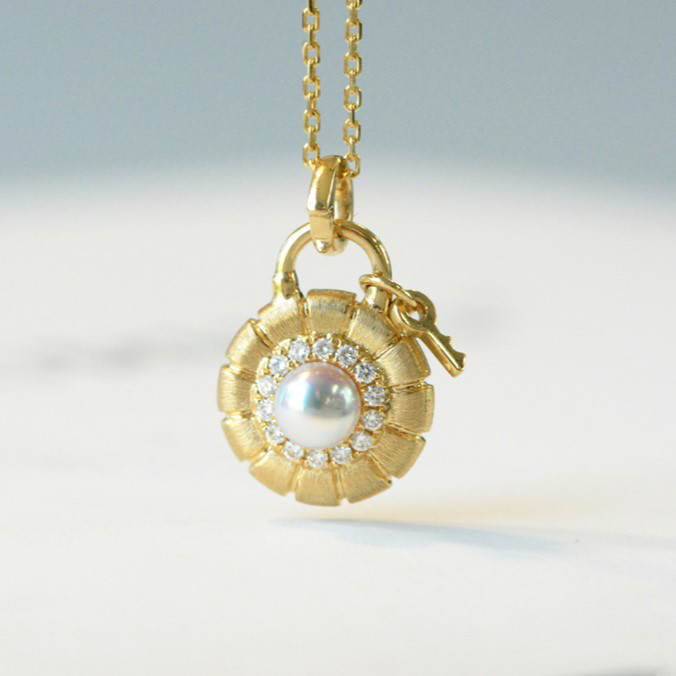 18Kゴールドとダイヤモンドをあしらったルミナ スモールゴールドロックペンダント（4.5～5mm）。繊細でエレガントな日本製アコ