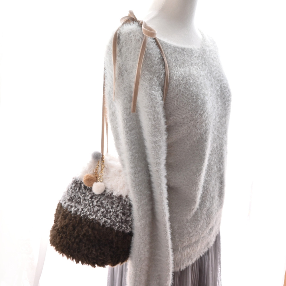 チャーム付き♪【2way】ふわふわファー×ベロアリボン ポシェット 丸底 バッグ 《ベージュ系》