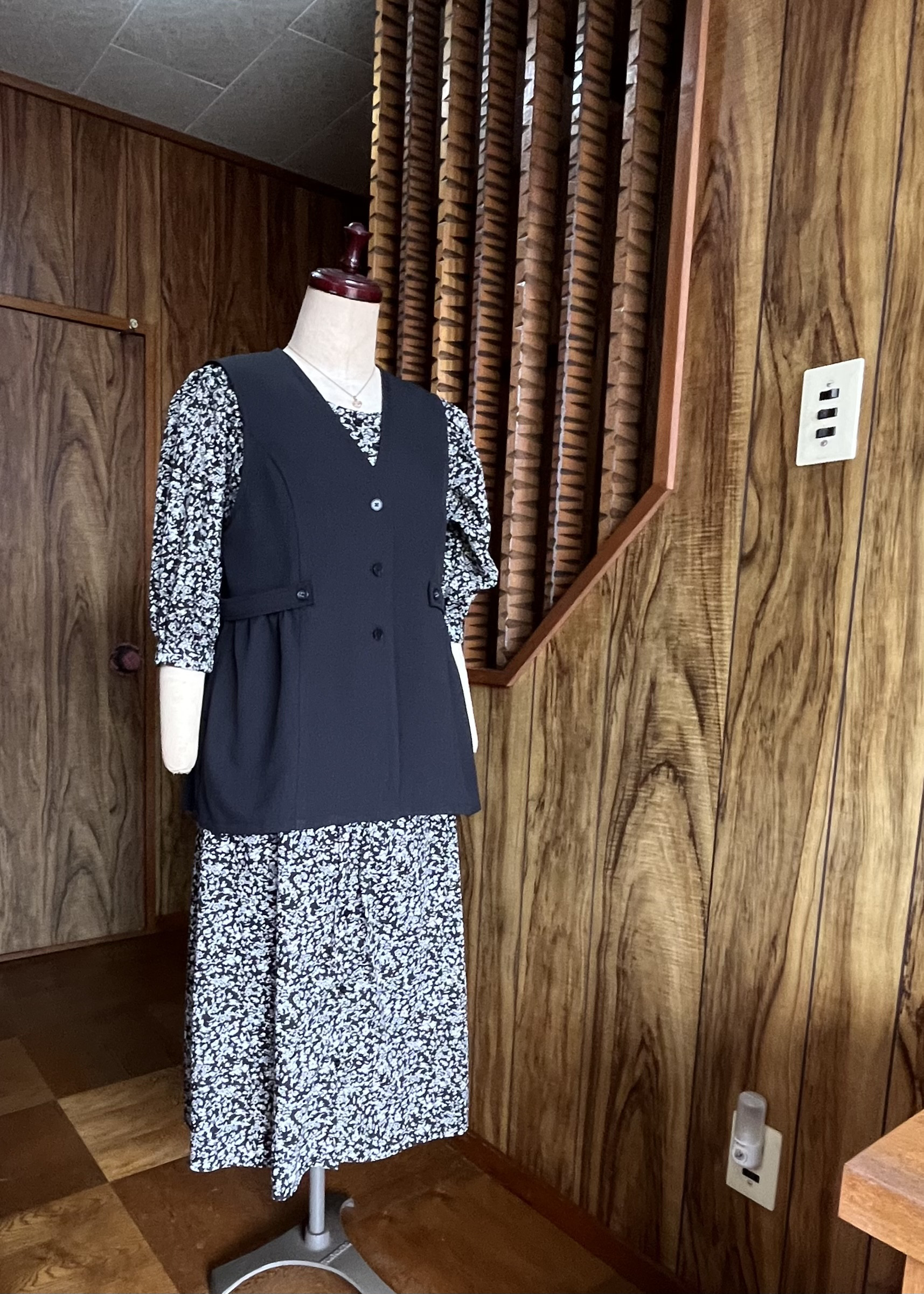 おしゃれなベスト風トップス  Mサイズ　黒っぽい紺色