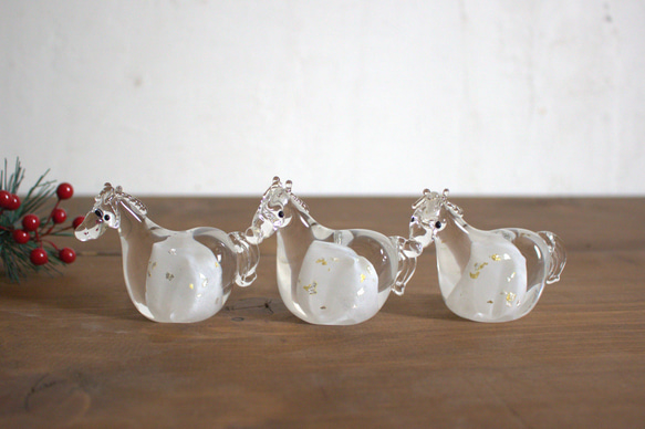 【受注生産】2026年干支午　黒台無しSサイズ　白毛　ガラス　お正月　11月中旬から順次発送分 5枚目の画像