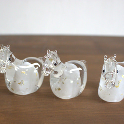 【受注生産】2026年干支午　黒台無しSサイズ　白毛　ガラス　お正月　11月中旬から順次発送分 6枚目の画像