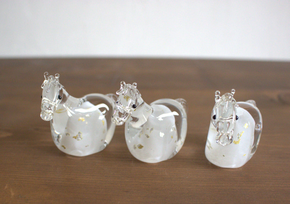 【受注生産】2026年干支午　黒台無しSサイズ　白毛　ガラス　お正月　11月中旬から順次発送分 6枚目の画像