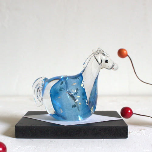 年内最終】2026年干支午 黒台無しSサイズ 青毛 ガラス お正月 12月中旬