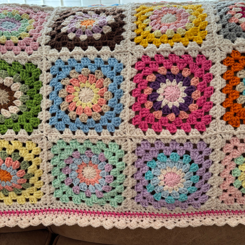 手編みブランケット/花モチーフ/グラニースクエア/カラフル/かぎ針編み