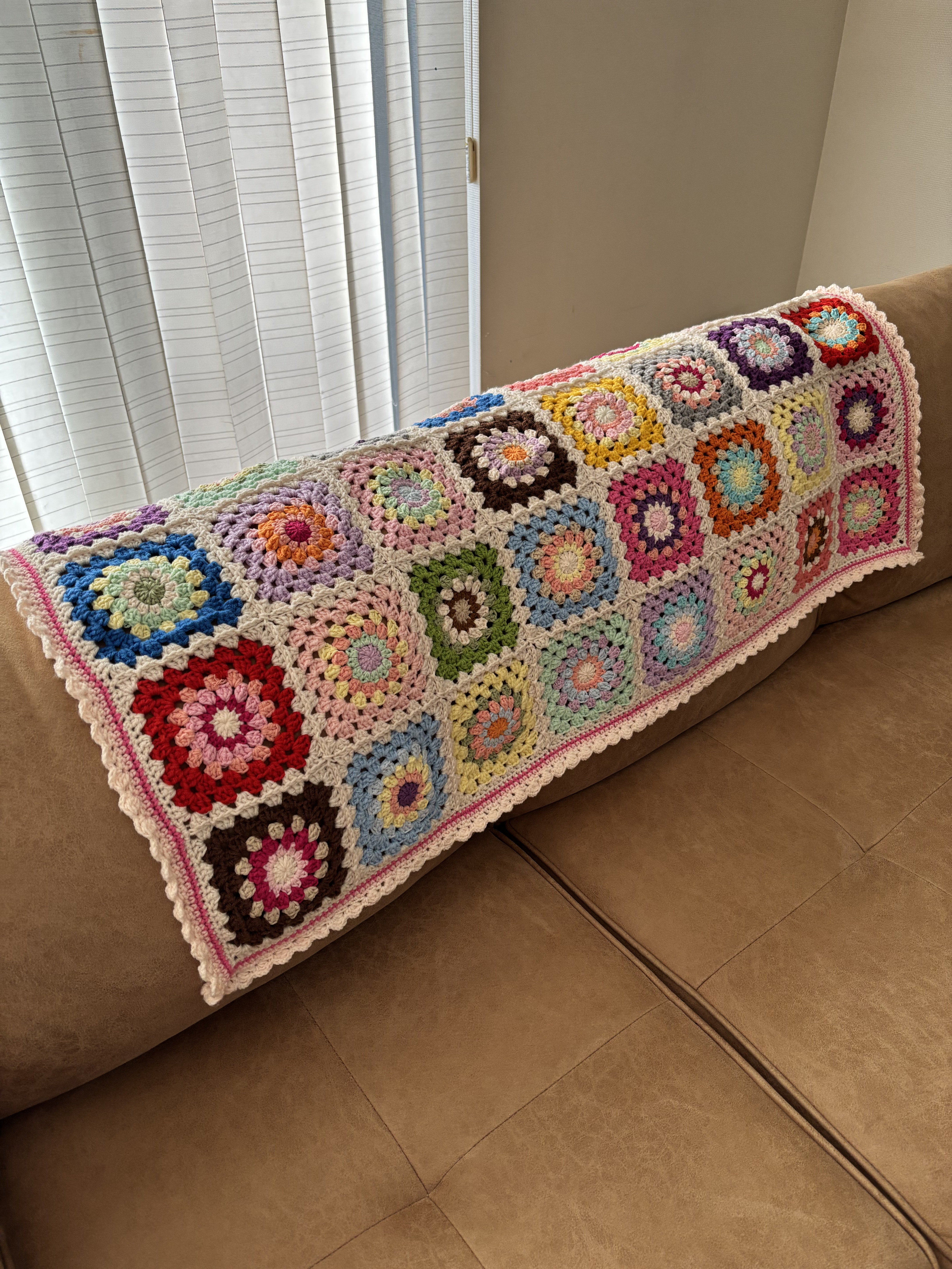 手編みブランケット/花モチーフ/グラニースクエア/カラフル/かぎ針編み