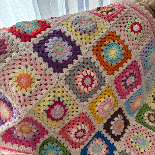 手編みブランケット★カラフル★グラニースクエア★コットン 2023.8.29(Tue) スクエアブランケットを 編みました⚮̈ Soft