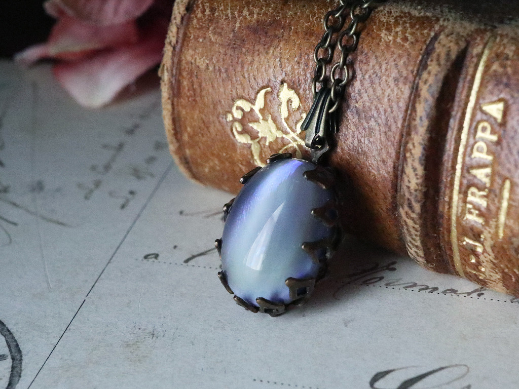 数量限定 【1点のみ】 グレー ドラゴンズブレスの クラシカル ヴィンテージガラスネックレス