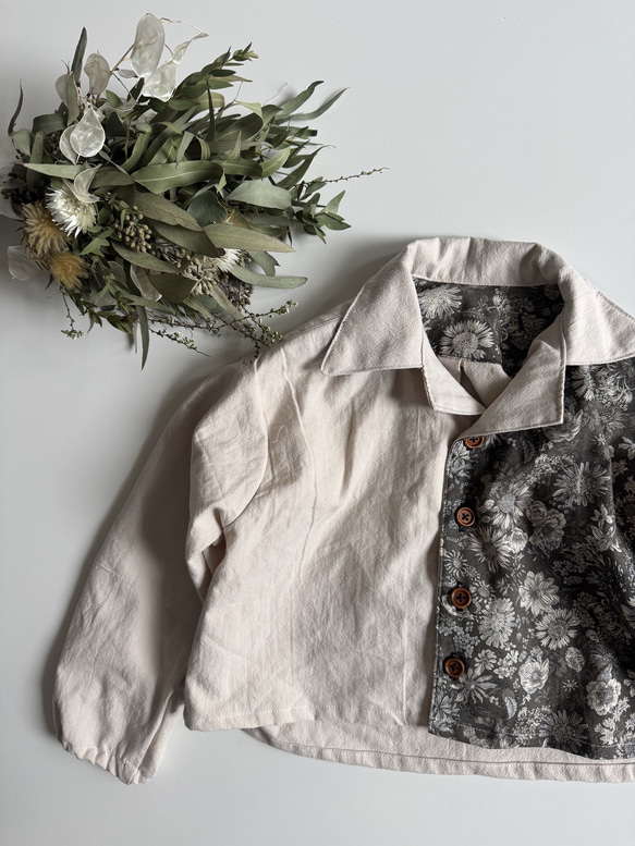 【サイズ90】男の子のための花柄シャツ(白) 2枚目の画像