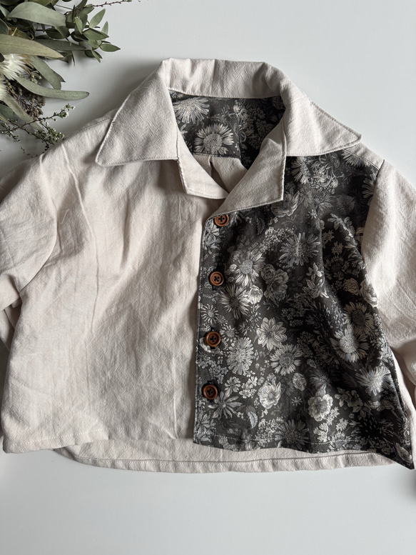 【サイズ90】男の子のための花柄シャツ(白) 1枚目の画像