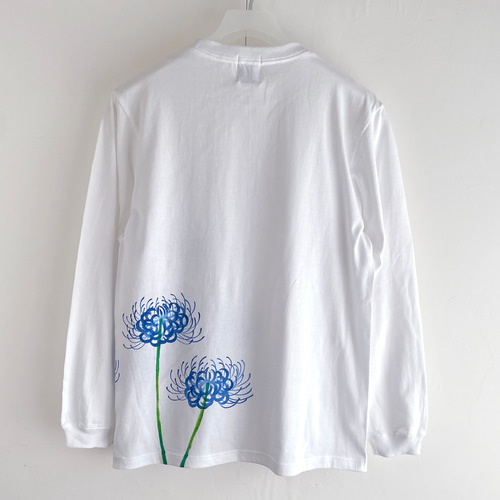 手描き青い彼岸花柄長袖Tシャツ ホワイト 袖リブ付き ロンT 白 Tシャツ