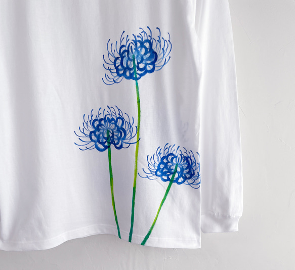 手描き青い彼岸花柄長袖Tシャツ ホワイト 袖リブ付き ロンT　白 4枚目の画像