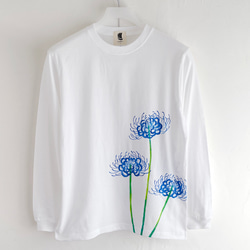 手描き青い彼岸花柄長袖Tシャツ ホワイト 袖リブ付き ロンT　白 3枚目の画像
