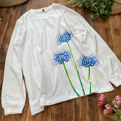 手描き青い彼岸花柄長袖Tシャツ ホワイト 袖リブ付き ロンT　白 2枚目の画像