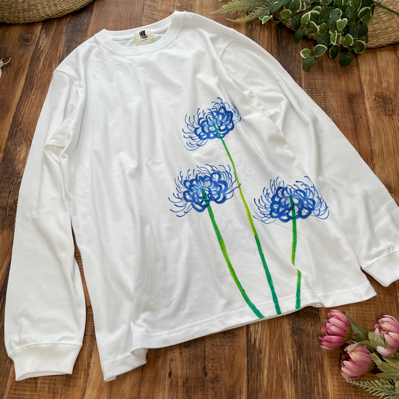 手描き青い彼岸花柄長袖Tシャツ ホワイト 袖リブ付き ロンT　白 2枚目の画像