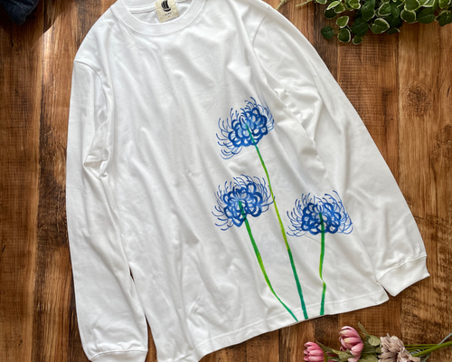 手描き青い彼岸花柄長袖Tシャツ XLホワイト 袖リブ付き 男女兼用サイズ 花柄 手描き青い彼岸花柄長袖Tシャツ ホワイト 袖リブ付き ロンT 白 Tシャツ