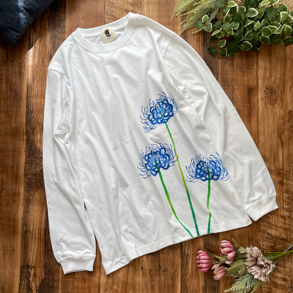 手描き青い彼岸花柄長袖Tシャツ ホワイト 袖リブ付き ロンT　白 1枚目の画像