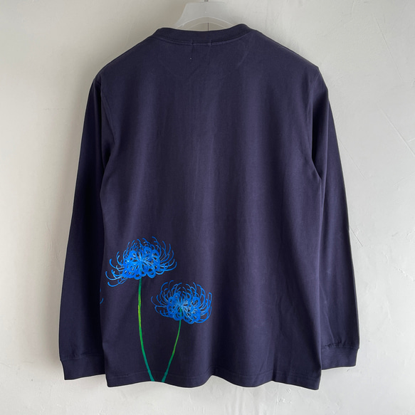 手描き青い彼岸花柄長袖Tシャツネイビー 袖リブ付き ロンT　紺 5枚目の画像