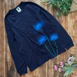 手描き青い彼岸花柄長袖Tシャツネイビー 袖リブ付き ロンT　紺 1枚目の画像