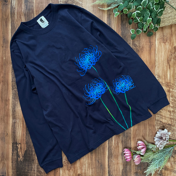 手描き青い彼岸花柄長袖Tシャツネイビー 袖リブ付き ロンT　紺 1枚目の画像