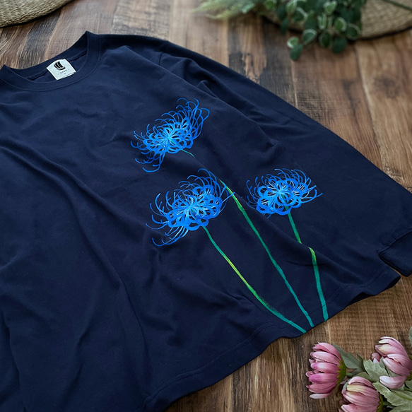 手描き青い彼岸花柄長袖Tシャツネイビー 袖リブ付き ロンT　紺 2枚目の画像