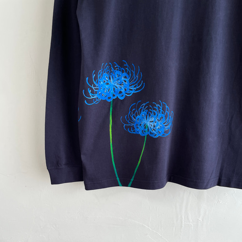 手描き青い彼岸花柄長袖Tシャツネイビー 袖リブ付き ロンT 紺 Tシャツ