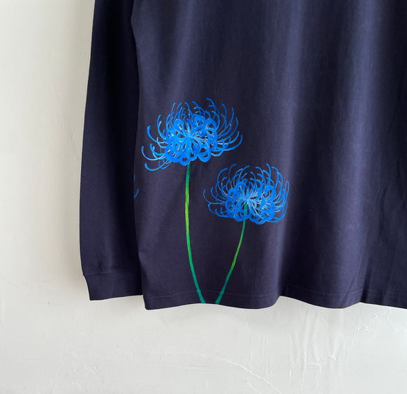 手描き青い彼岸花柄長袖Tシャツネイビー 袖リブ付き ロンT　紺 6枚目の画像