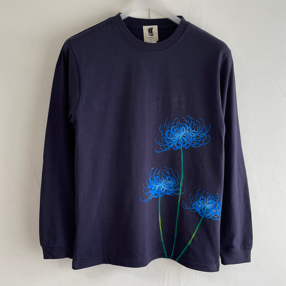 手描き青い彼岸花柄長袖Tシャツネイビー 袖リブ付き ロンT　紺 3枚目の画像
