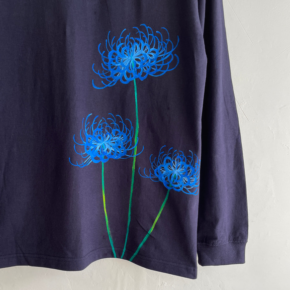 手描き青い彼岸花柄長袖Tシャツネイビー 袖リブ付き ロンT　紺 4枚目の画像
