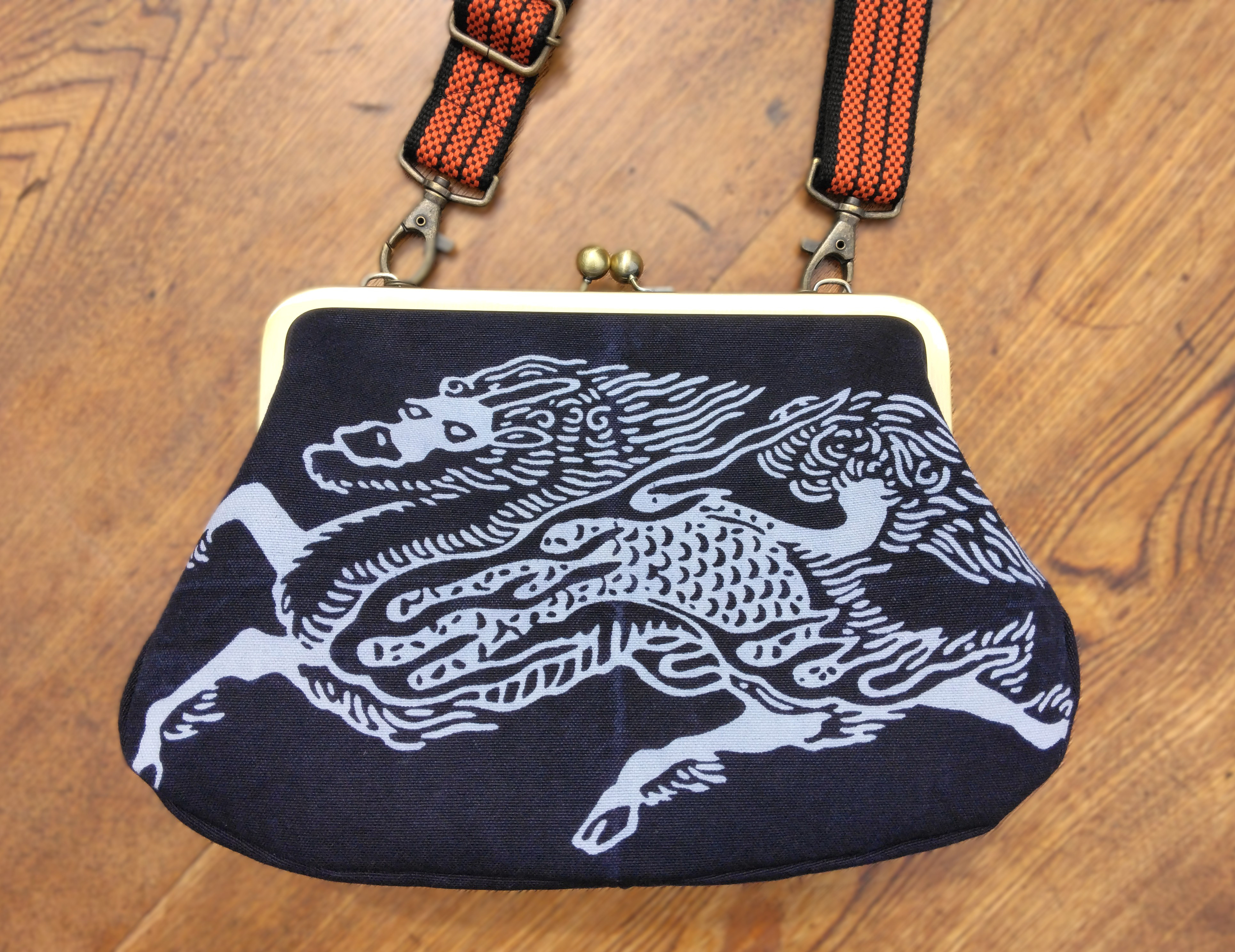 古布リメイクがま口バッグ　獅子と老松　刺繍