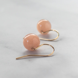 顔周りを柔らかく照らすオレンジムーンストーン・ピアス〜14KGF(イヤリング加工可) 5枚目の画像