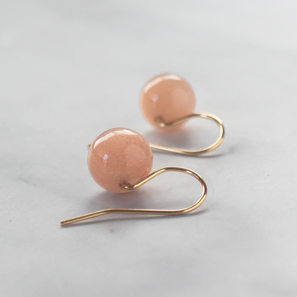 顔周りを柔らかく照らすオレンジムーンストーン・ピアス〜14KGF(イヤリング加工可) 5枚目の画像