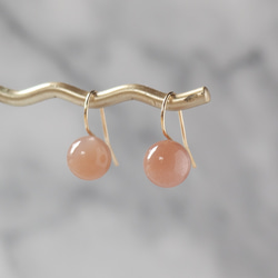 顔周りを柔らかく照らすオレンジムーンストーン・ピアス〜14KGF(イヤリング加工可) 6枚目の画像