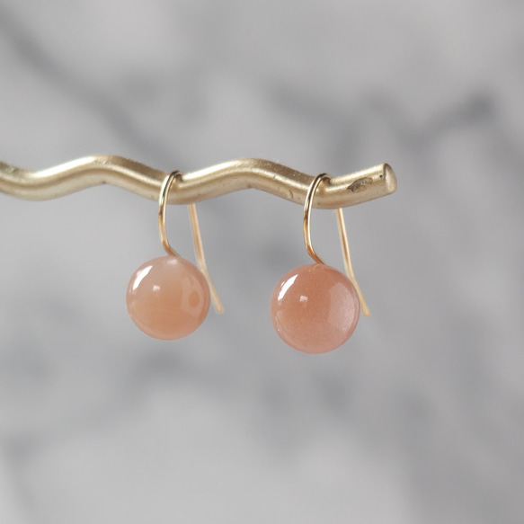 顔周りを柔らかく照らすオレンジムーンストーン・ピアス〜14KGF(イヤリング加工可) 6枚目の画像