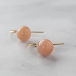 顔周りを柔らかく照らすオレンジムーンストーン・ピアス〜14KGF(イヤリング加工可) 3枚目の画像