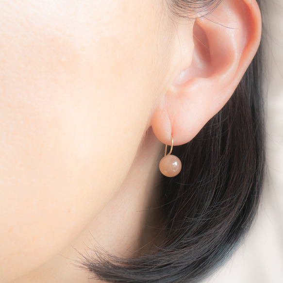 顔周りを柔らかく照らすオレンジムーンストーン・ピアス〜14KGF(イヤリング加工可) 2枚目の画像