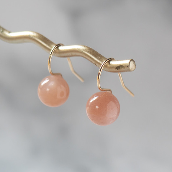 顔周りを柔らかく照らすオレンジムーンストーン・ピアス〜14KGF(イヤリング加工可) 7枚目の画像