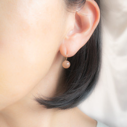 顔周りを柔らかく照らすオレンジムーンストーン・ピアス〜14KGF(イヤリング加工可) 8枚目の画像