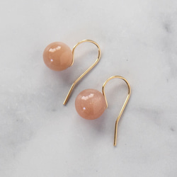 顔周りを柔らかく照らすオレンジムーンストーン・ピアス〜14KGF(イヤリング加工可) 4枚目の画像