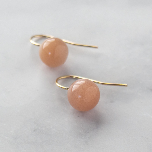 顔周りを柔らかく照らすオレンジムーンストーン・ピアス〜14KGF(イヤリング加工可) 1枚目の画像